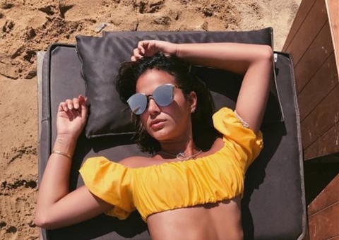 De biquíni, Bruna Marquezine dança em cima da mesa em festa na Grécia