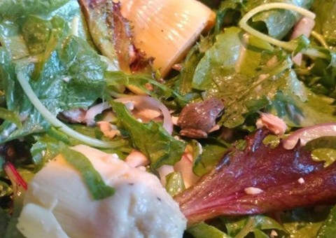 Mulher adota rã após encontrar animal dentro de uma salada 