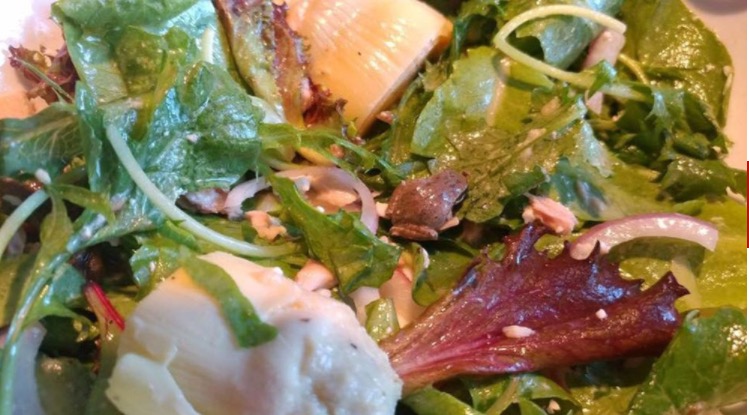 Mulher adota rã após encontrar animal dentro de uma salada 