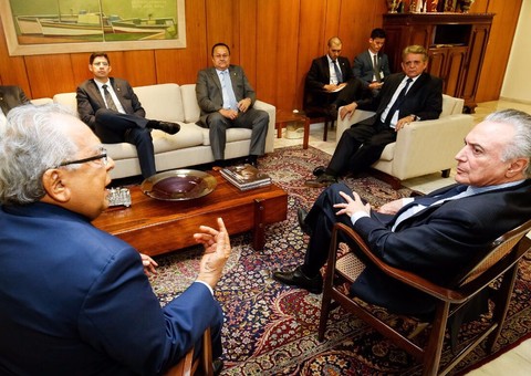 Um dia após ser eleito, Amazonino é recebido pelo presidente da República