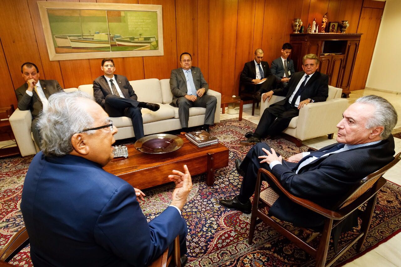 Um dia após ser eleito, Amazonino é recebido pelo presidente da República