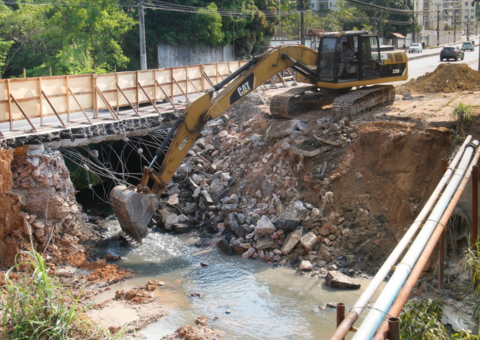  Tabuleiro da ponte na avenida Nilton Lins começa a ser demolido