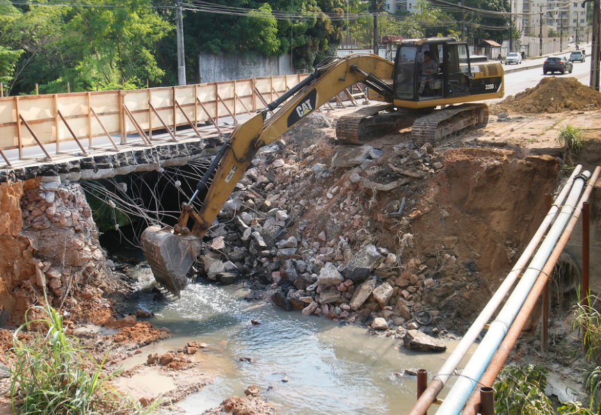  Tabuleiro da ponte na avenida Nilton Lins começa a ser demolido