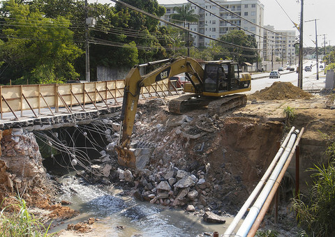 Tabuleiro de ponte em avenida de Manaus começa a ser demolido