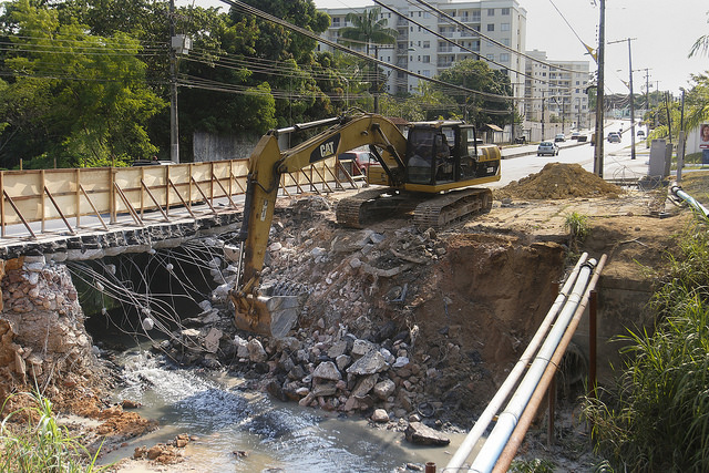 Tabuleiro de ponte em avenida de Manaus começa a ser demolido