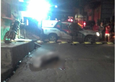Homem é surpreendido e assassinado durante jogo de sinuca em Manaus