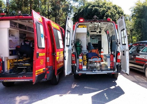 Criança fica com cabeça presa em janela de carro e é socorrida por populares