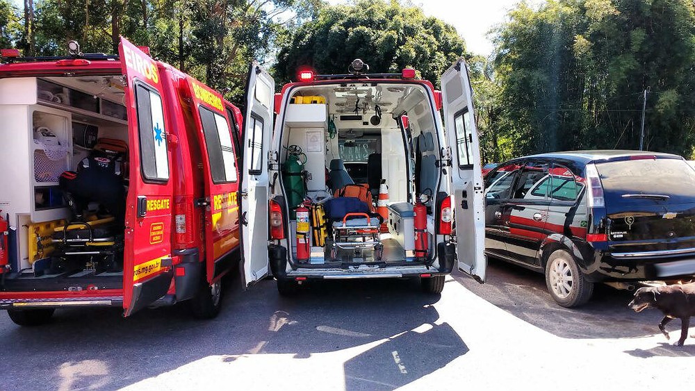 Criança fica com cabeça presa em janela de carro e é socorrida por populares