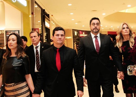 Pré-estreia de filme da Lava-Jato em Curitiba reúne Moro e Bretas