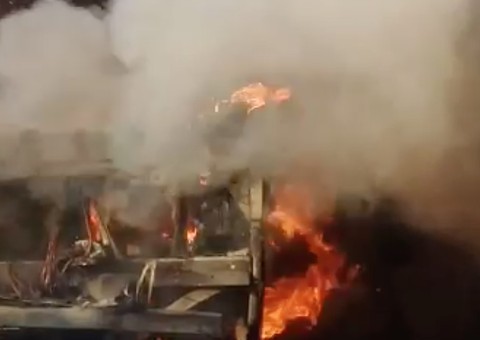 Em Manaus, veículo pega fogo e assusta moradores na Zona Leste