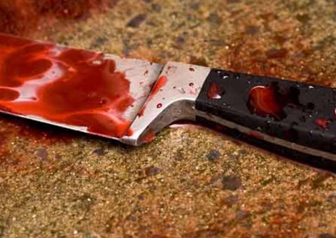 Homem surta e esfaqueia três pessoas na parada de ônibus 