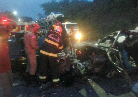 Colisão entre 3 carros deixa idoso preso às ferragens em avenida de Manaus