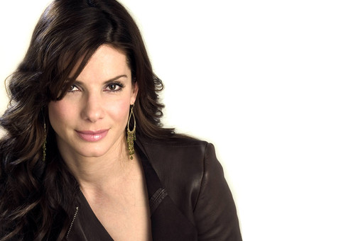 Sandra Bullock doa 1 milhão de dólares para ajudar vítimas do furacão Harvey