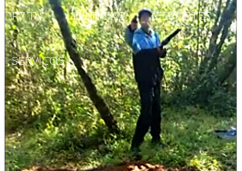 Em vídeo primos são obrigados a cavar própria cova antes de serem mortos