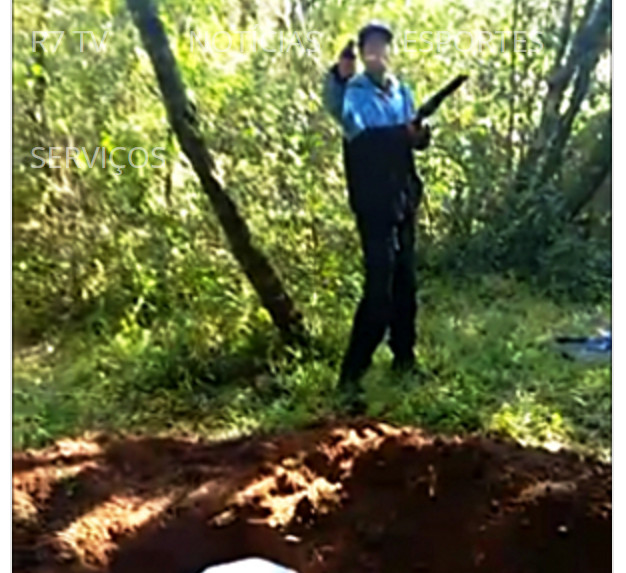 Em vídeo primos são obrigados a cavar própria cova antes de serem mortos