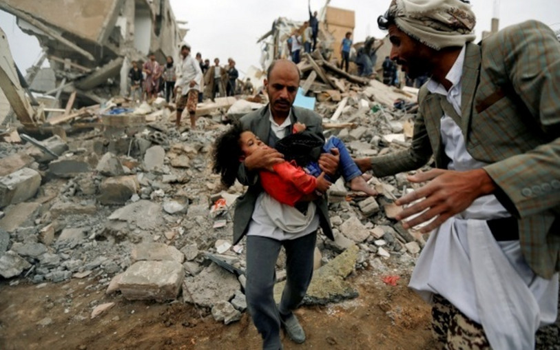 Criança é única sobrevivente da família e luta pela própria vida após bombardeio