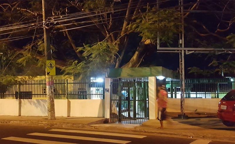 Disfarçados de estudantes, homens invadem e assaltam escola em Manaus