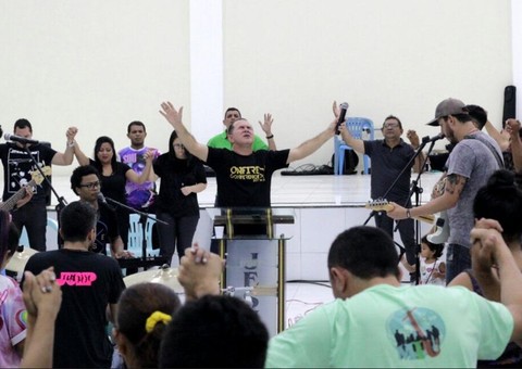 Oração e louvor na segunda edição da Onfire Conference em Manaus