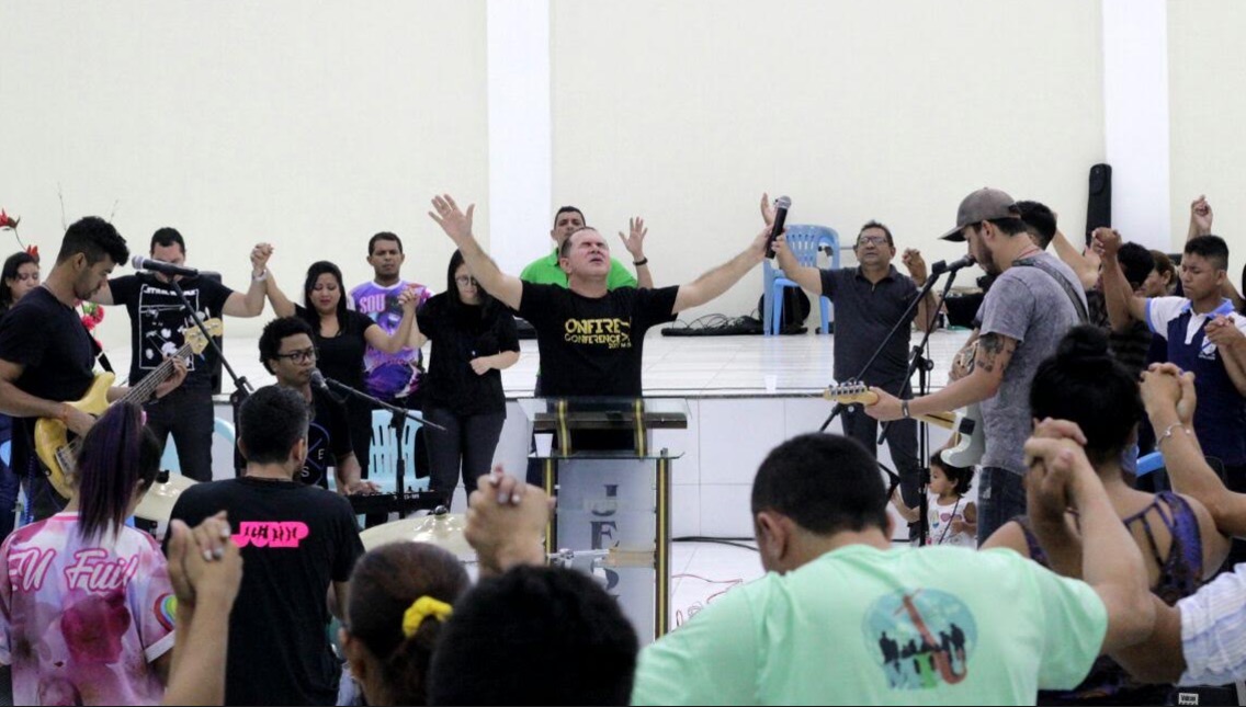 Oração e louvor na segunda edição da Onfire Conference em Manaus