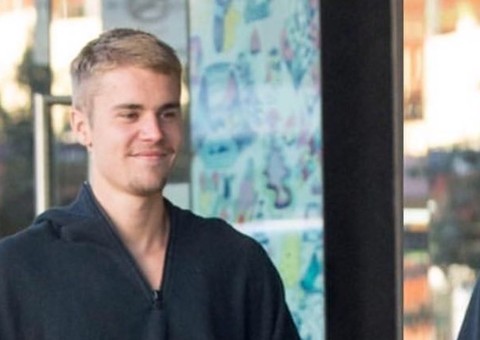 Justin Bieber curte jantar à luz de velas com morena misteriosa