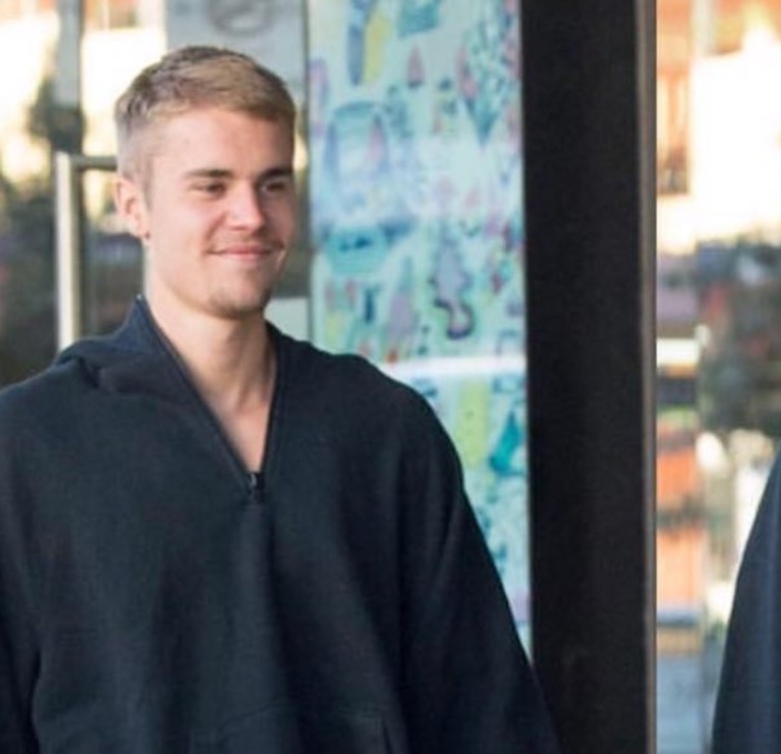 Justin Bieber curte jantar à luz de velas com morena misteriosa