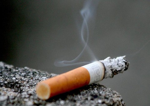 Cigarro atua no sistema nervoso mais rápido que cocaína e heroína