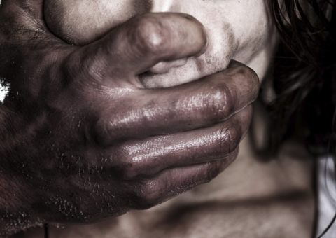 Homem é preso acusado de estuprar jovem na frente de crianças no AM