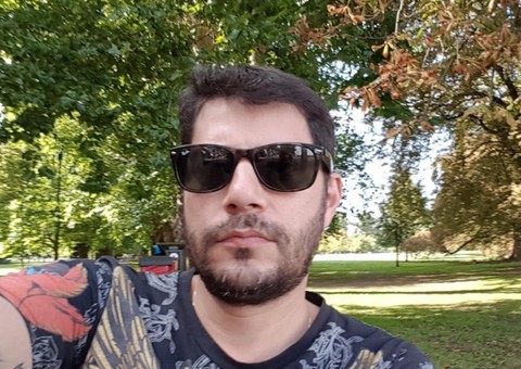 Evaristo Costa choca ao exibir tatuagem nas redes sociais