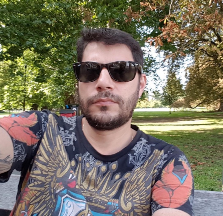 Evaristo Costa choca ao exibir tatuagem nas redes sociais