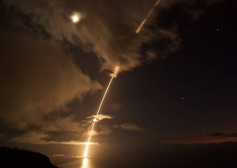 EUA disparam míssil em novo teste para retaliar Coreia do Norte