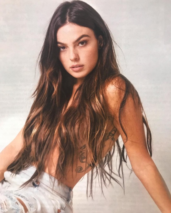 De topless, Ísis Valverde encanta seguidores com foto sexy