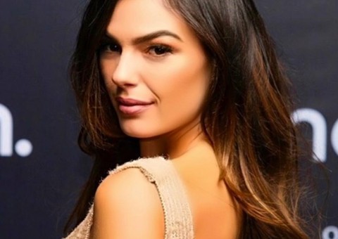 De topless, Ísis Valverde encanta seguidores com foto sexy