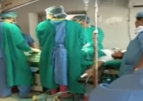 Médicos discutem durante cesária e bebê acaba morrendo; Veja o vídeo