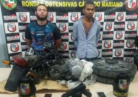 Em Manaus, dupla é presa com peças de motocicletas roubadas escondidas em casa 