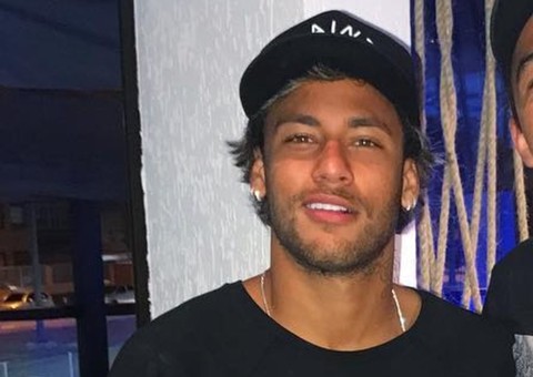 Neymar tenta se esconder ao sair de balada com youtuber