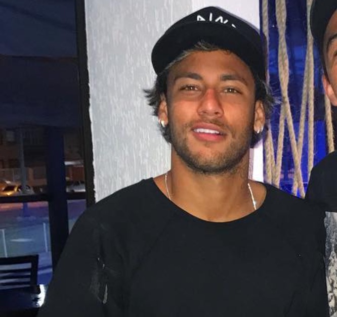 Neymar tenta se esconder ao sair de balada com youtuber