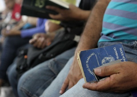 Desemprego volta a cair e vai a 12,8%, influenciado pela informalidade 