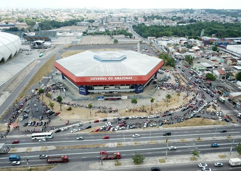 Torcedores fazem fila quilométrica para trocar ingresso para treino da Seleção