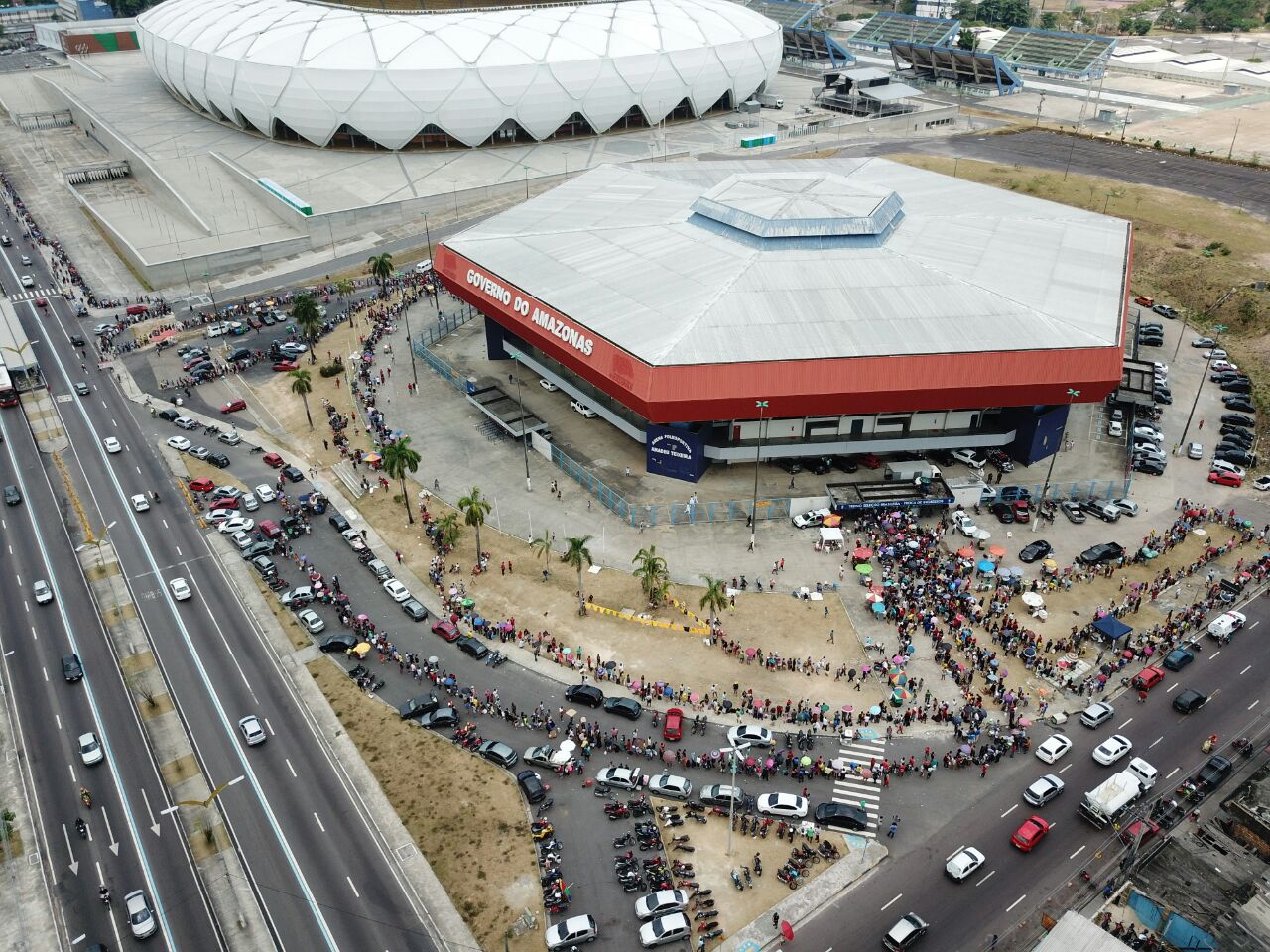 Torcedores fazem fila quilométrica para trocar ingresso para treino da Seleção