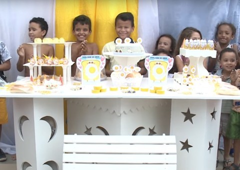 Menino realiza sonho em festa de aniversário com tema “pão com ovo” 