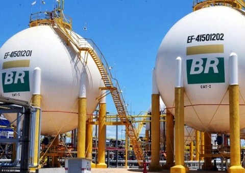 Petrobras aumenta preço da gasolina em 4,2% nas refinarias