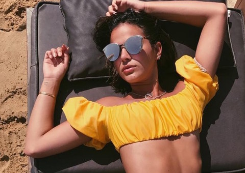    Bruna Marquezine passa a seguir garçom grego bonitão que conheceu durante viagem 