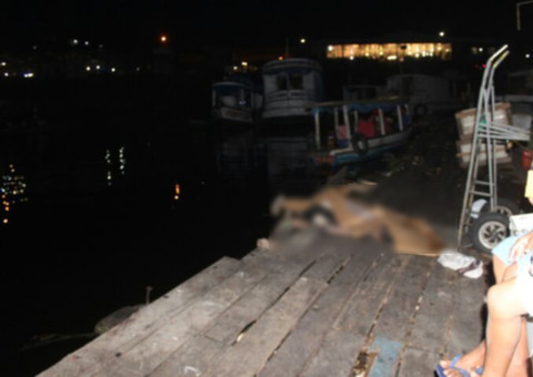 Populares se surpreendem com corpo boiando no rio em Manaus