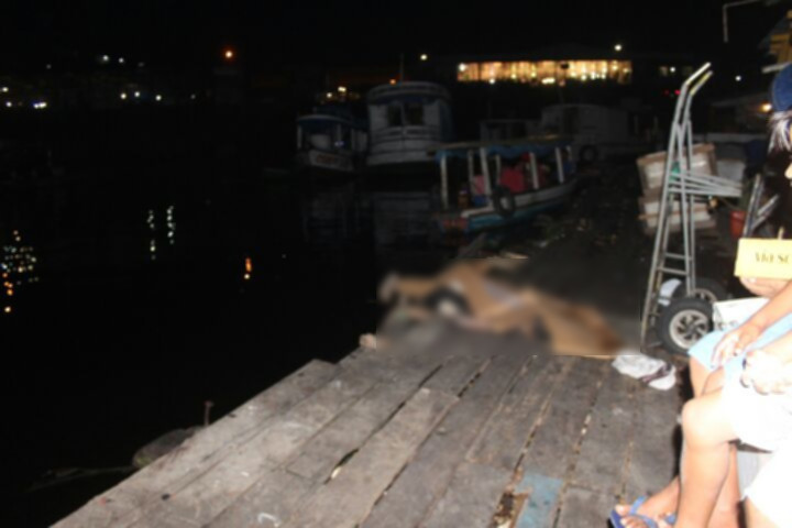 Populares se surpreendem com corpo boiando no rio em Manaus