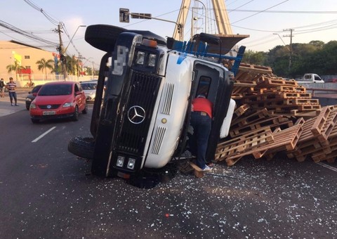 Em Manaus, acidente com carreta deixa trânsito complicado na av. Brasil