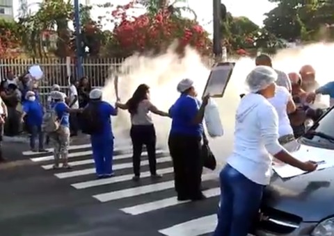 Em Manaus, servidores da Saúde fecham avenida em protesto por salários atrasados 
