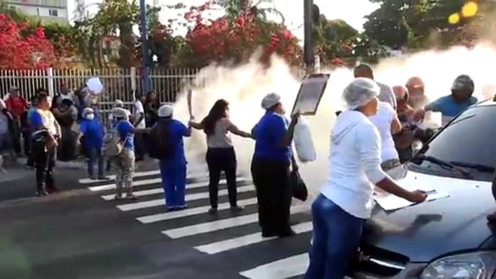 Em Manaus, servidores da Saúde fecham avenida em protesto por salários atrasados 