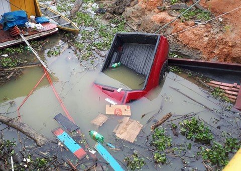 Carro cai no rio em porto do Amazonas