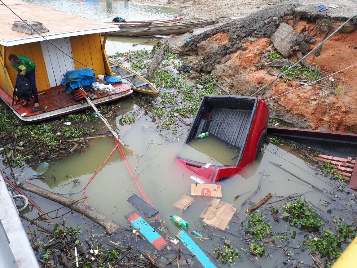 Carro cai no rio em porto do Amazonas