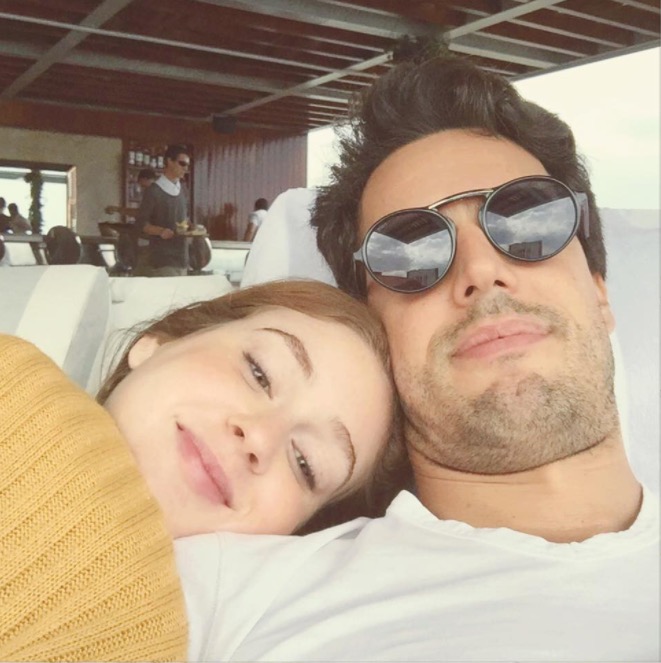 Marina Ruy Barbosa posa com noivo e se declara